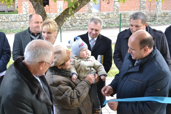 Голова крайового парламенту Буковини привітав громаду села Виженка з відкриттям ФАПу