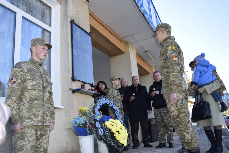 У Новодністровську встановили меморіальні дошки загиблим воїнам