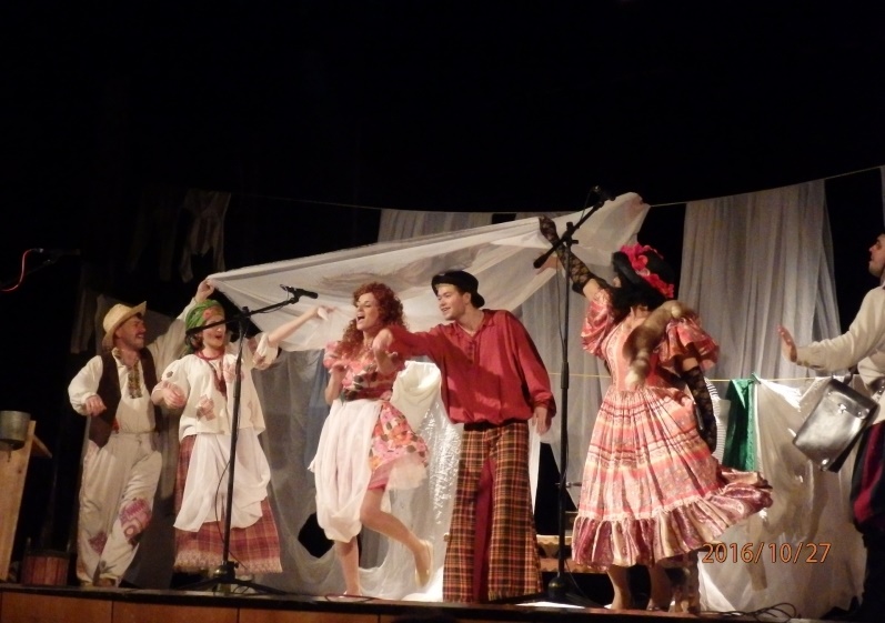 Чернівецького глядача важко розчарувати, але з цим непосильним завданням автори вистави київського театру «Дзеркало» справилися блискуче