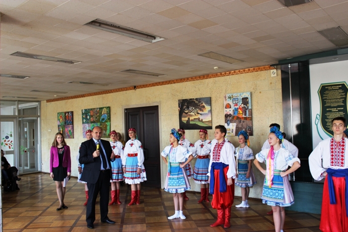 Іван Мунтян: Материнська колискова, щира українська пісня, запальний народний танець об’єднують українців у націю