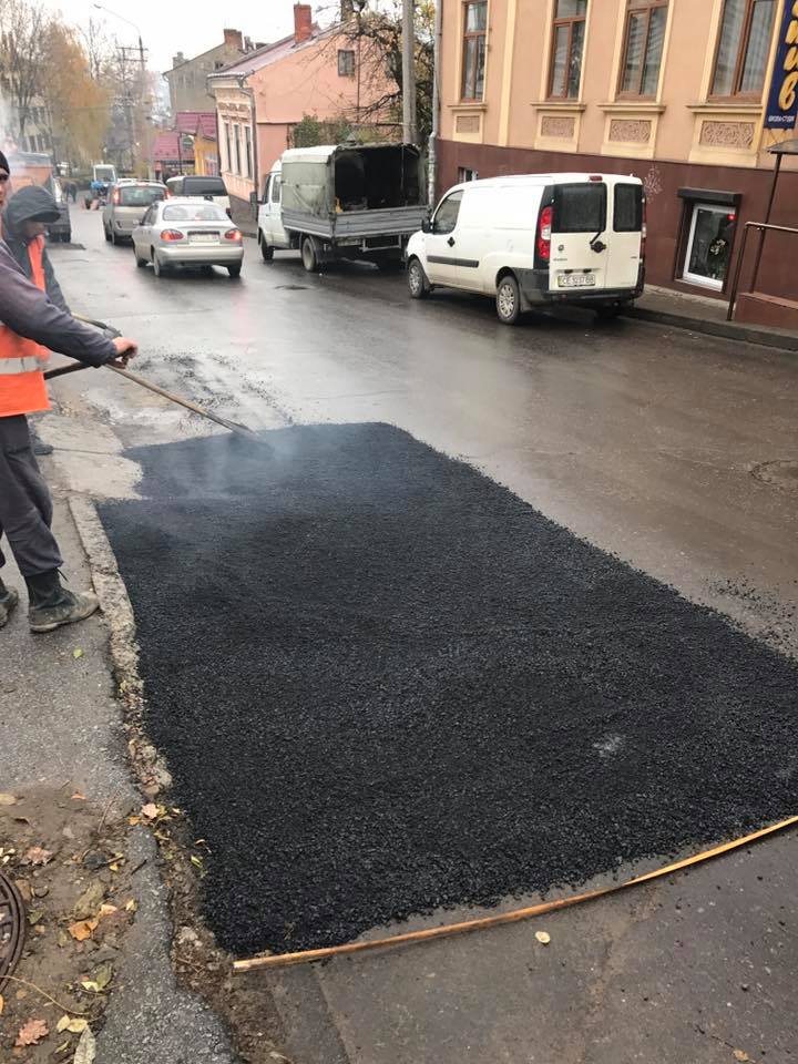Жители Черновцов возмущены методом укладки асфальта на городских дорогах