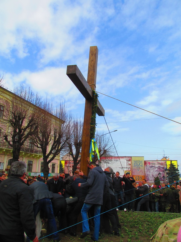 Електронну петицію щодо демонтажу Хреста пам'яті Небесної сотні з Центральної площі  подала вигадана особа  