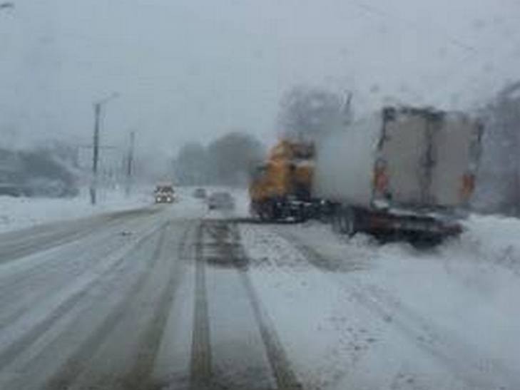 На знак протесту проти нечищених доріг водії вантажівок заблокували рух  у напрямку Хмельницького з Чернівців