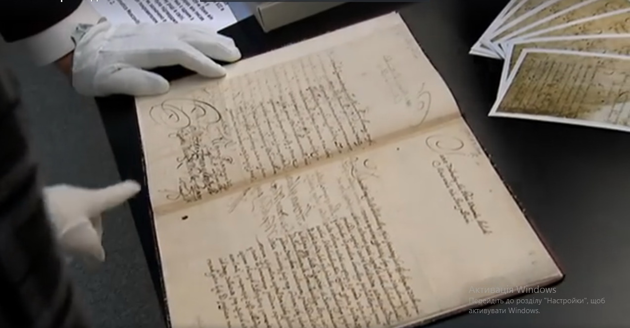 Порошенку у Швеції показали оригінал Конституції Пилипа Орлика