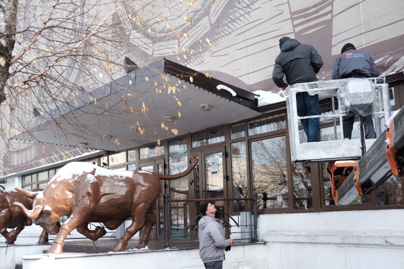 Обшанський добрався до Чинуша:   інспекція з благоустрою демонтує рекламне панно з фасаду ресторана депутата міськради (фото)