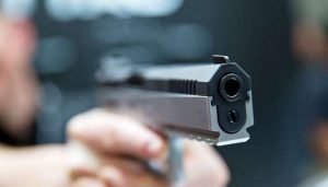 У Селятині чоловік у балаклаві обстріляв з пістолета п'ять машин та втік, а на 'Калинці' невідомий погрожував перехожим гранатою