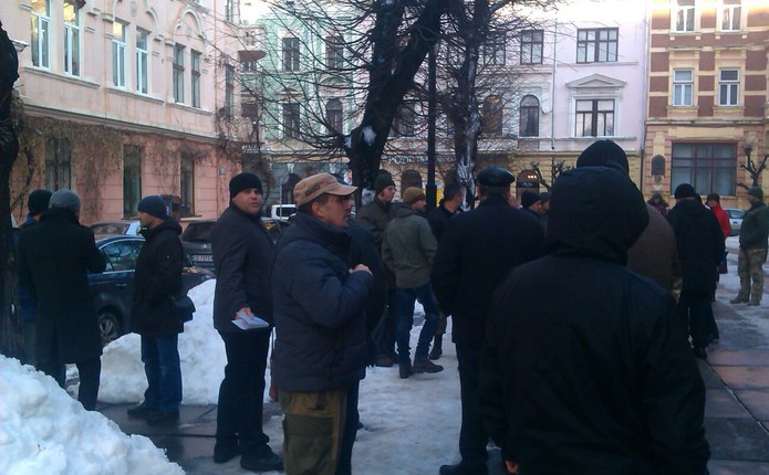 Під Чернівецькою ОДА зібрався нечисленний мітинг: Фищуку дісталося від Ковальця, а Андрієць від Кобевко 