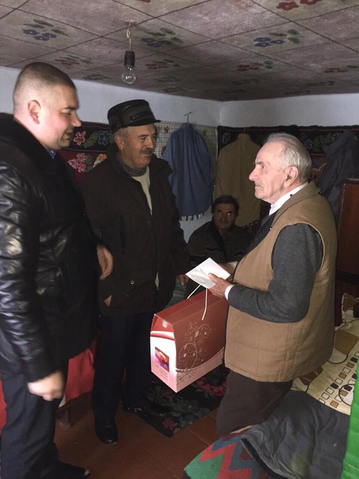 Буковинський «батьківщинівець» привітав односельчанина з 90-річним ювілеєм 