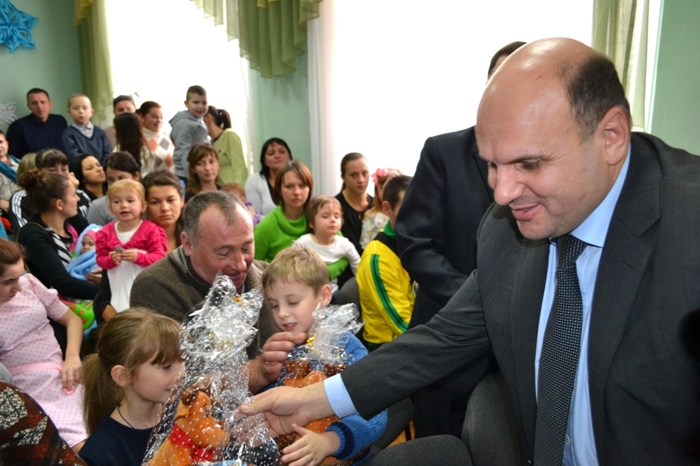 Голова Чернівецької обласної ради випробував себе у ролі Святого Миколая 