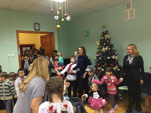 На Буковині «батьківщинівка» привітала зі святами, що наближаються, пацієнтів дитячого реабілітаційного центру