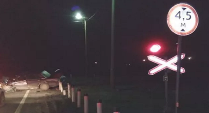 У Чернівецькій області мікроавтобус 'Спрінтер' потрапив під потяг сполученням 'Чернівці-Київ' 