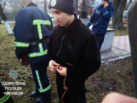 У Чернівцях поліцейський спустився на дно криниці, щоб витягнути звідти неадекватного чоловіка