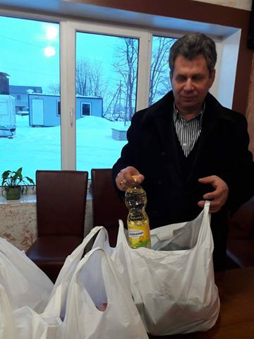На Буковині «батьківщинівець» допоміг продуктами соціально незахищеним односельчанам