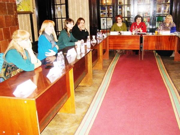 У Чернівцях за круглим столом  обговорили тему «Жінки у науці»