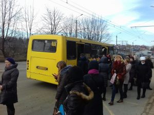 Слідом за тролейбусами – маршрутки. У Чернівцях в переповненій «одинадцятці» на ходу зламалися двері