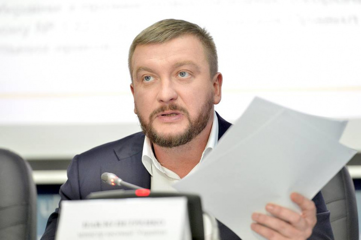 Міністру Петренко соромно за Омеляна, який скаржиться на Кабмін у 'Фейсбуці'