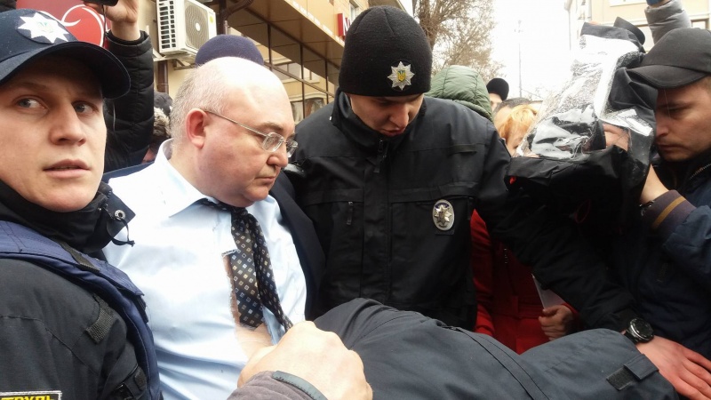 Олега Хавича, якого звинувачують у сепаратизмі та співпраці з проросійськими політиками,  забрали поліцейські (ДОДАНО ВІДЕО)