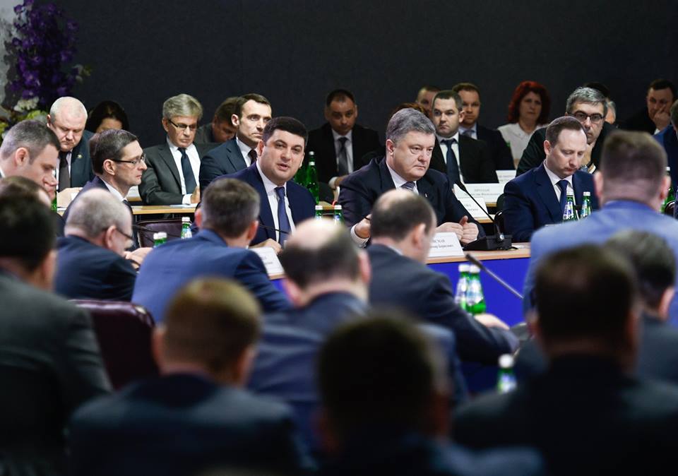 Порошенко публічно визнав заслуги уряду Яценюка у порятунку економіки країни 