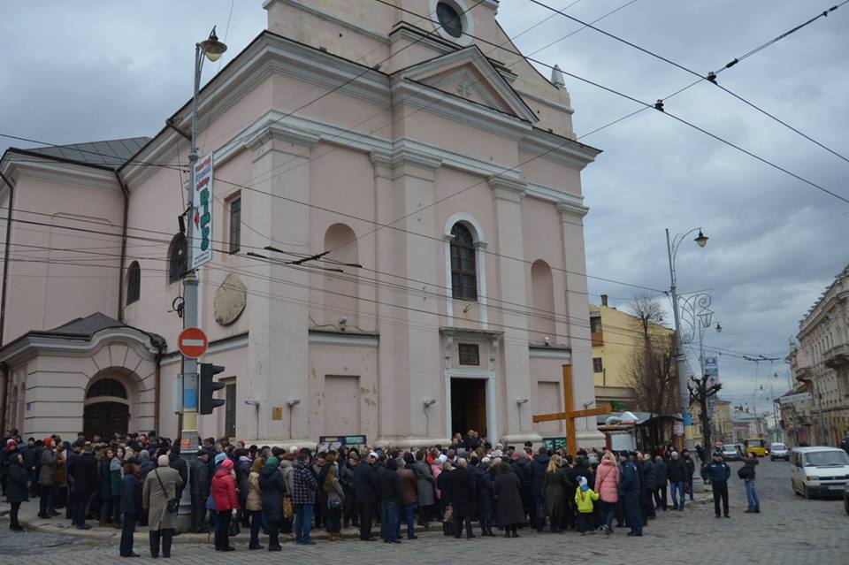 “Україну міцно прибивають до хреста нечесною політикою і  брехнею”: Хресна дорога вулицями Чернівців пройшла цієї неділі