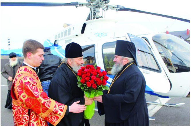 Митрополит УПЦ МП Онуфрій взяв собі за звичку провідувати мирян вертольотом