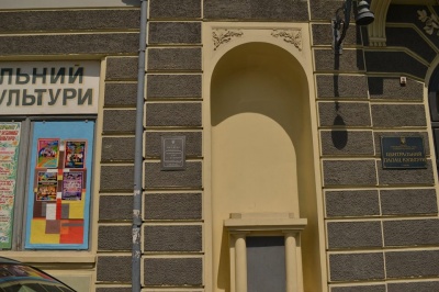 Депутати Чернівецької міськради проти культури:  з головного кошторису міста викинули видатки на поточні та капітальні ремонти приміщень, оновлення сценічного обладнання, костюмів, взуття для колективів