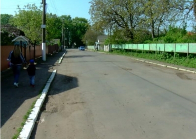 Міський голова Заставни не бачить проблеми у тому, що свіжий асфальт  з легкістю відривають від старого покриття