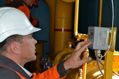 'Колотнеча у  селі молодості, або як  Митро з Синьківа, який 'завис' між американською тюрмою і бомбою під сидіння елітної 'тачки', використовує місцевого Васю', - думка