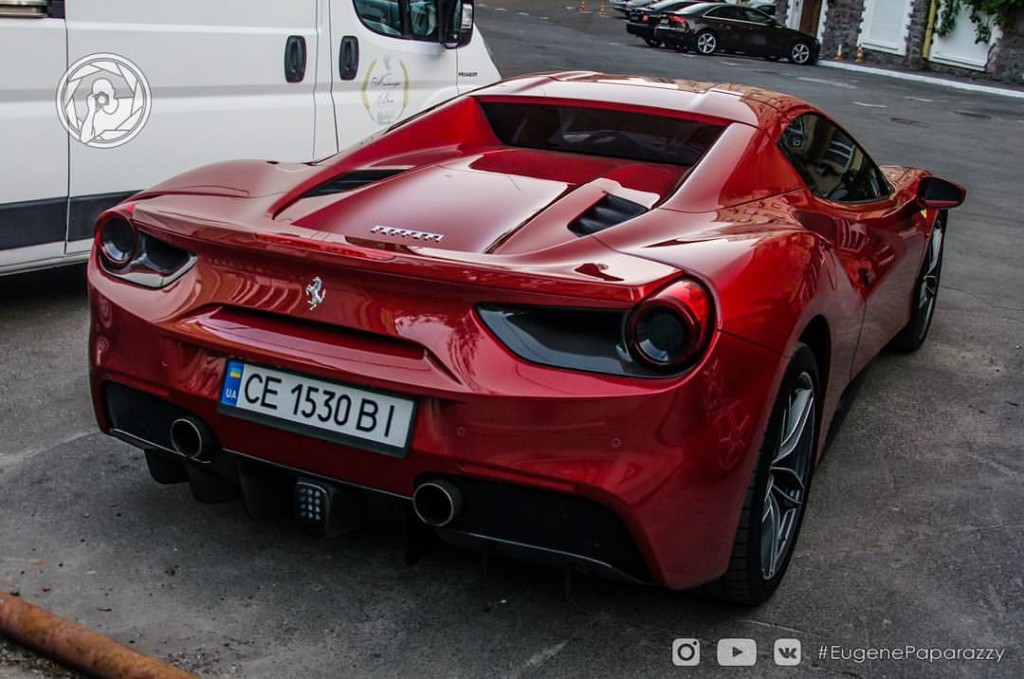 У Києві засікли перший в Україні кабріолет Ferrari 488 Spider з чернівецькими номерами