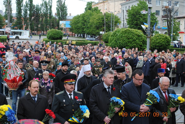 Керівництво управління захисту економіки в Чернівецькій області вшанувало пам'ять полеглих у Другій світовій війні Героїв (ФОТО)