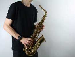 А повз гуркотіли автівки, але як сильно звучав саксофон…