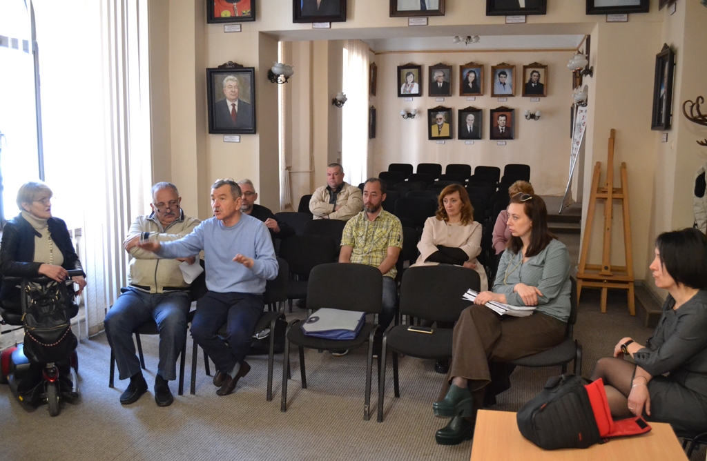 Подіуми в законі: у мерії обіцяють з 2018 року не дозволяти літні майданчики на Кобилянській без пандусів та кнопок виклику 