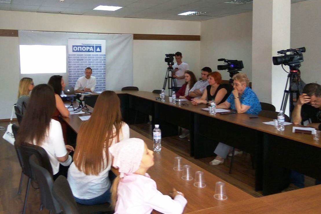 На Буковині тільки БПП «Солідарність» і 'Батьківщина' регулярно  з веб-сайтів інформують виборців про свою роботу