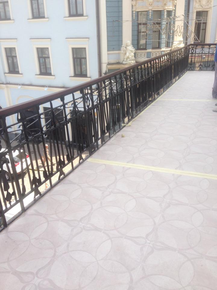 Активісти цікавляться, куди зникли напис з фасаду й  автентична австрійська плитка з балкону колишнього готелю Belle Vue 