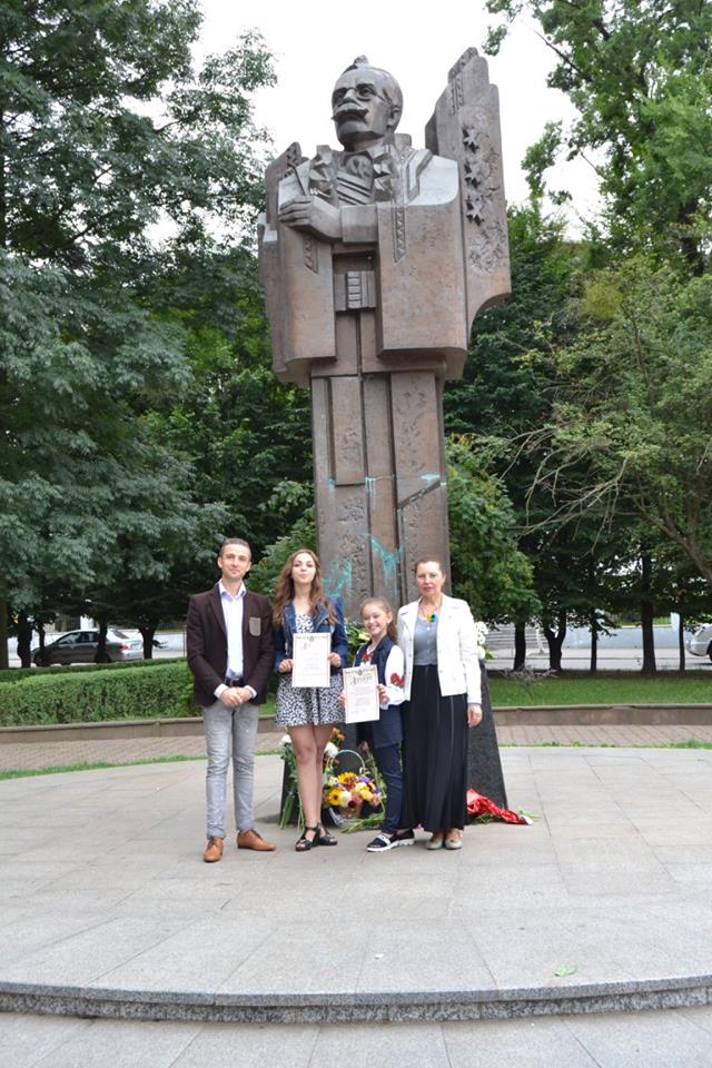 Журналістка Людмила Черняк: У день народження найбільшого поета Буковини радіо 'Буковина' розважало слухачів жартами про котів 