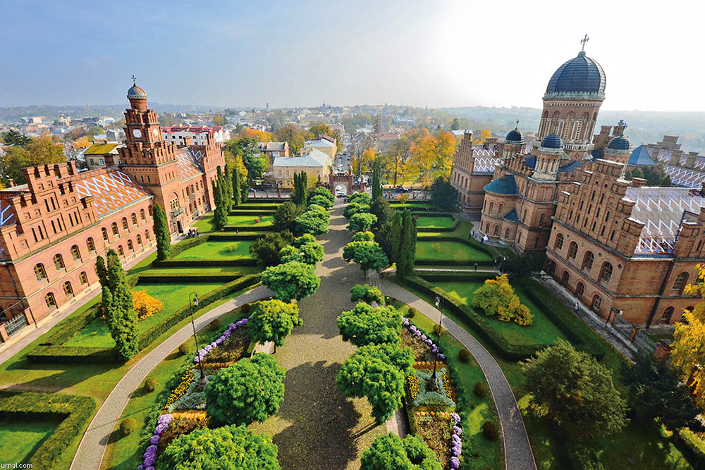 'Тротуари наче пережили бомбардування, на кожному кутку некрасиві вивіски і процвітає стихійна торгівля': Чернівці посіли лише 14-те місце у рейтингу найкомфортніших українських міст