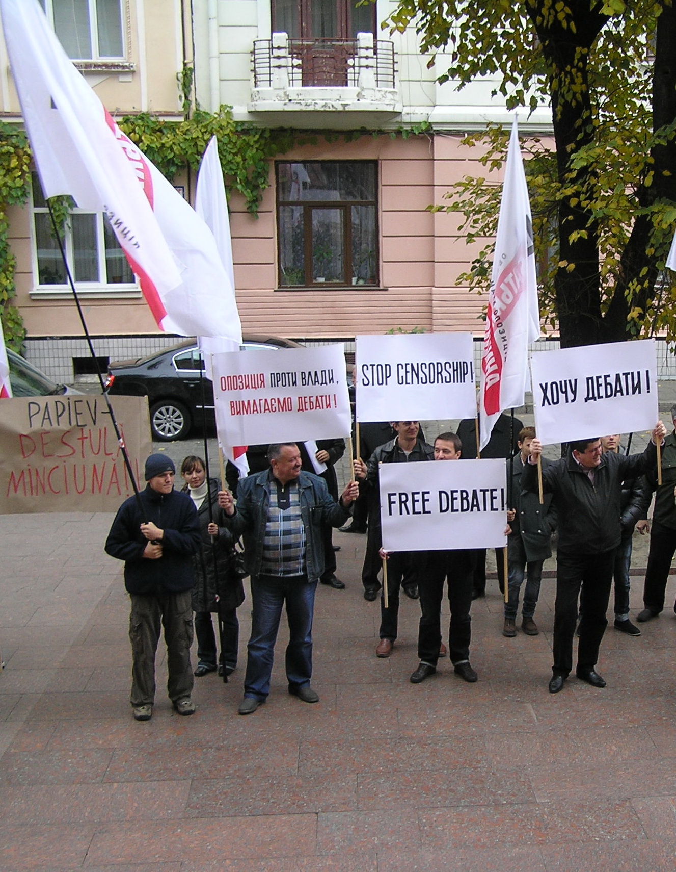 У Чернівцях під ОДА українською й румунською мовами викликали губернатора Буковини на дебати (фоторепортаж)