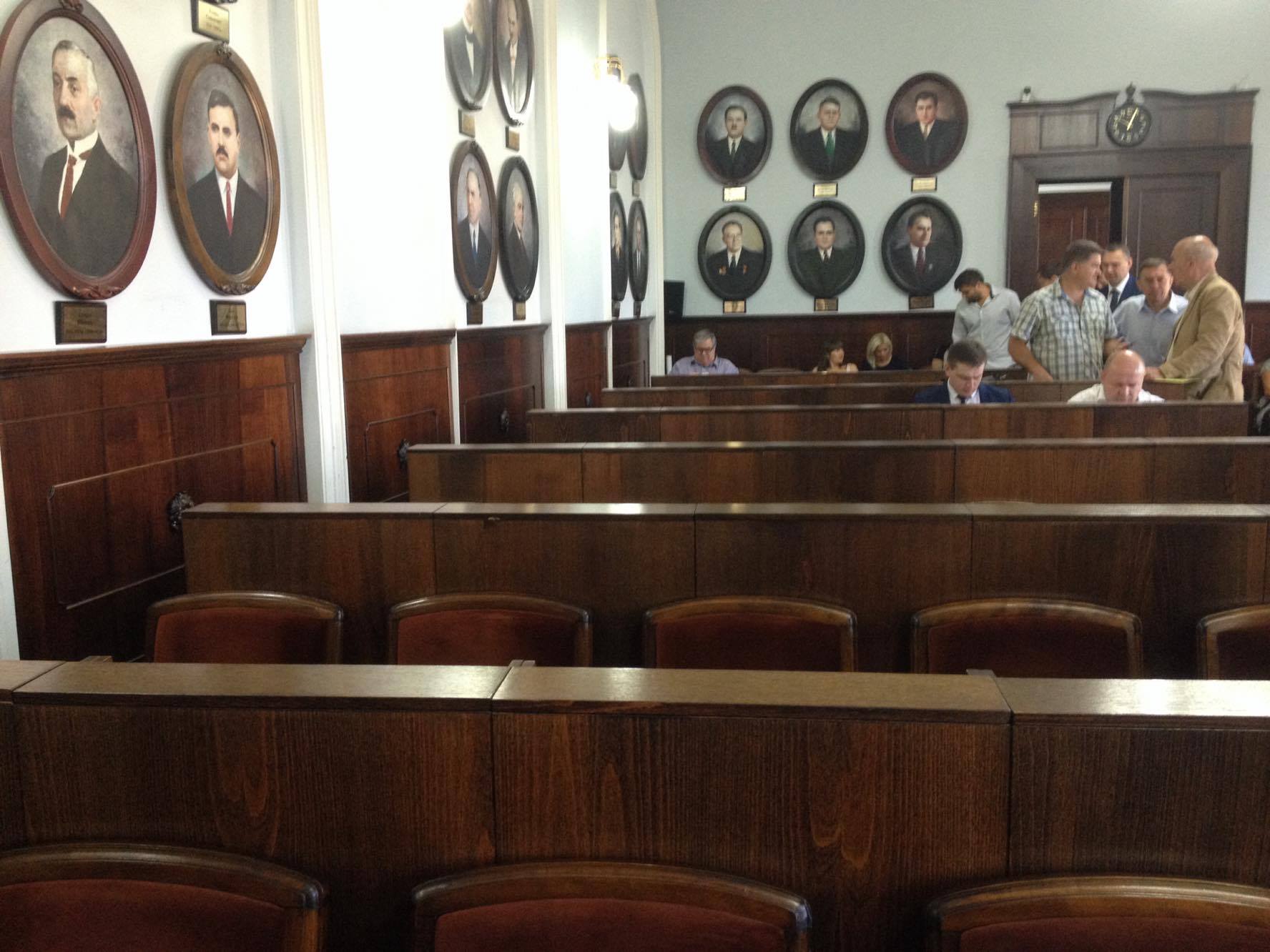 Сесія міської ради не розпочалася вчасно. Кворуму не було (ФОТО)