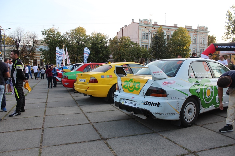Сьогодні у Чернівцях стартувало автомобільне ралі