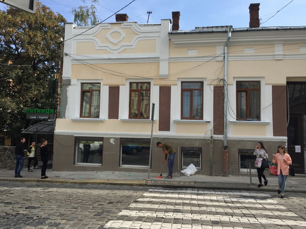 Фасад музичної школи на вул. Шевченка  спотворено до невпізнаваності