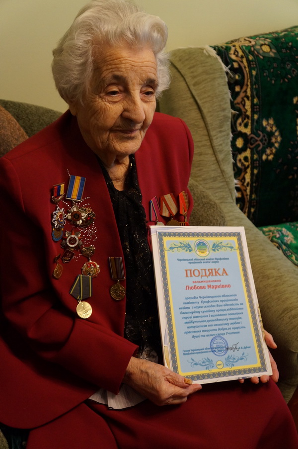 У Новодністровську вітали найстаршого вчителя краю