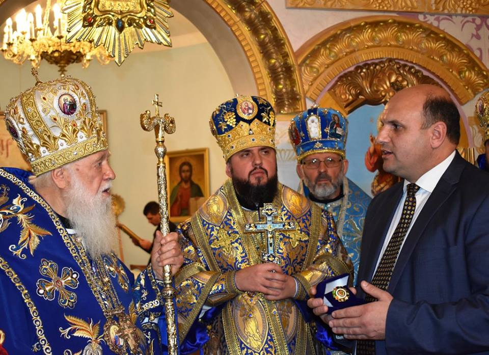 Іван Мунтян нагородив патріарха Філарета «За заслуги перед Буковиною» 