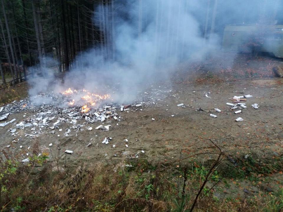 На Буковині контрабандисти підпалили п'ятнадцять ящиків сигарет, через що ледь не зайнявся ліс