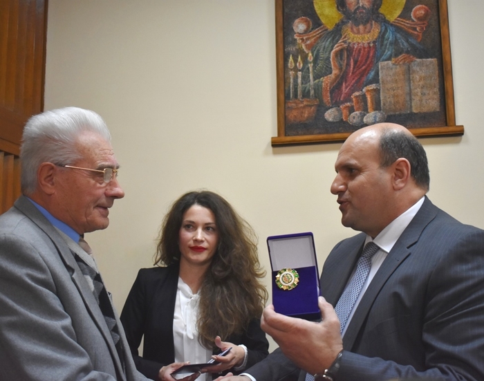 Іван Мунтян нагородив двох буковинців Почесними відзнаками Чернівецької обласної ради