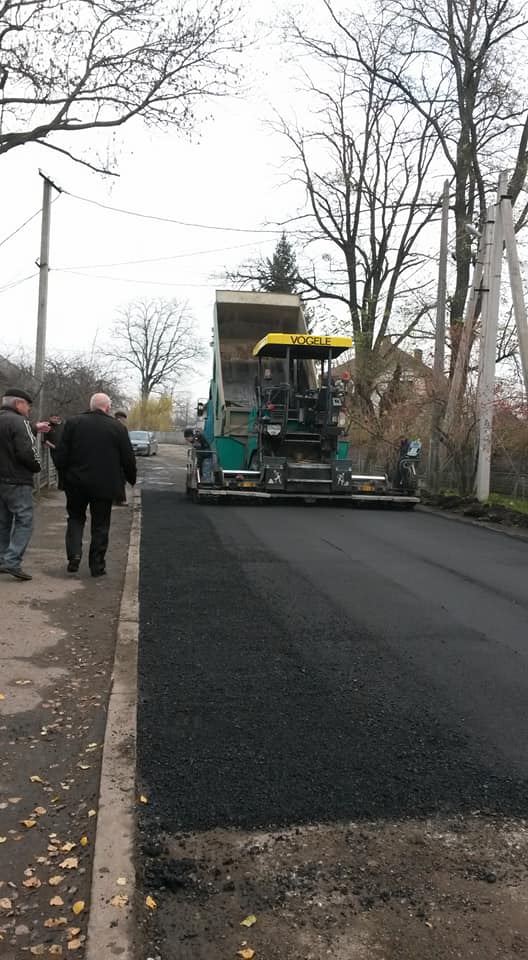 У Вашківцях почали асфальтувати вулицю Шевченка