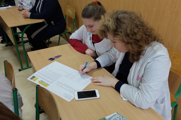 Чернівецькі старшокласники підписали листи AMNESTY INTERNATIONAL на підтримку людей
