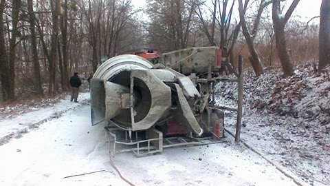 У Чернівцях через слизьку дорогу перекинувся бетонозмішувач (ОНОВЛЕНО)