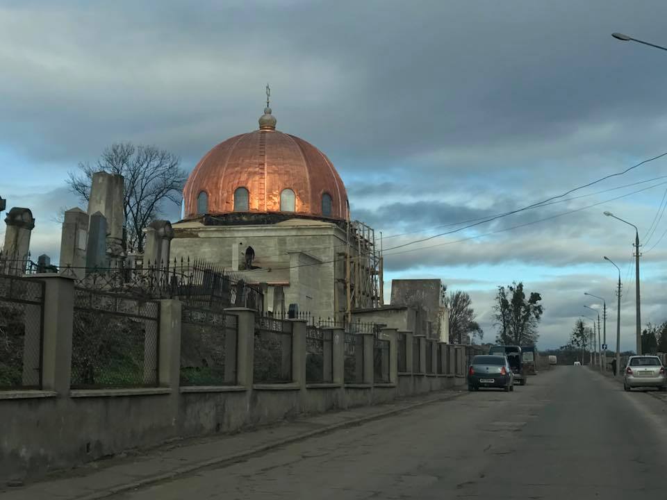 Купол «Будинку прощання» на єврейському кладовищі у Чернівцях покрили мідною бляхою 