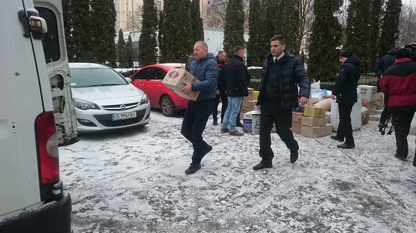 Буковинські лісівники передали воїнам на передову гостинці і теплі вітання до Свята Водохрещення