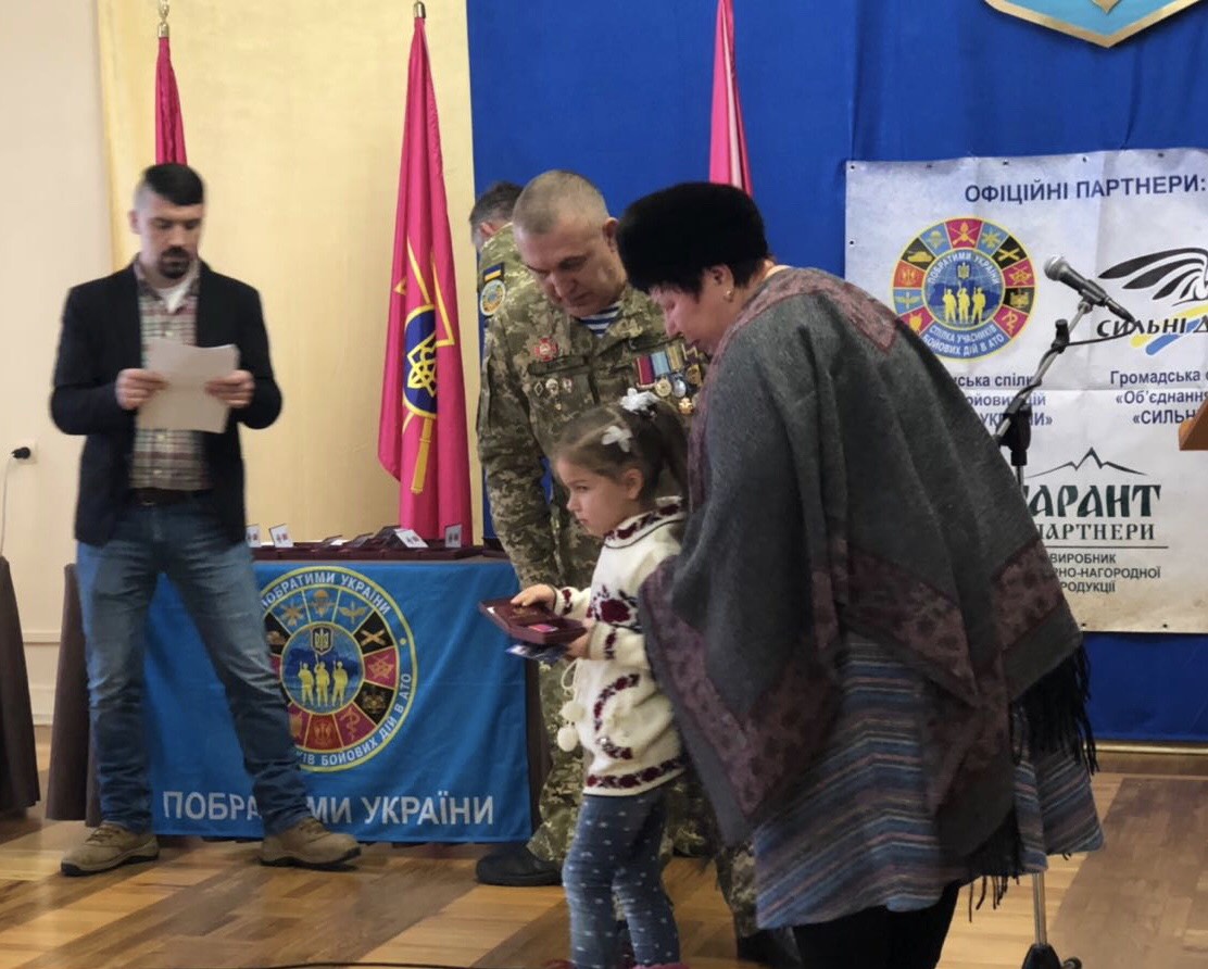 'Побратими України' нагородили родини загиблих героїв 