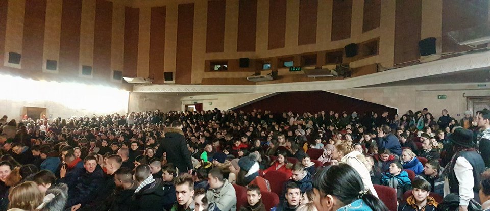 На безкоштовний сеанс «Кіборгів» 'Свобода' привела забагато охочих. Усі не змогли потрапити